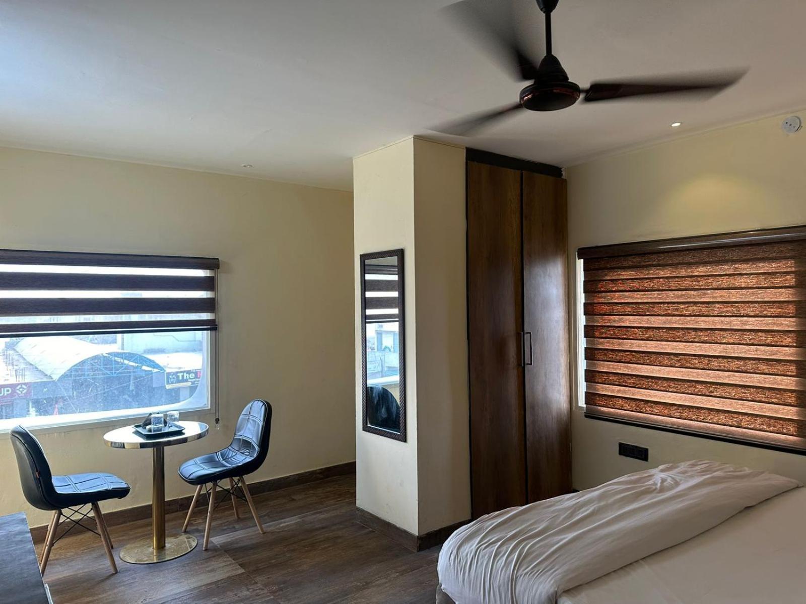 Hotel Kritika Greater Noida Esterno foto