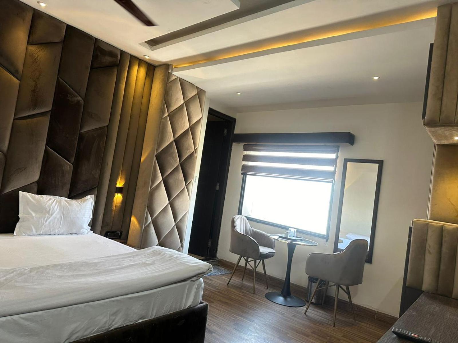 Hotel Kritika Greater Noida Esterno foto