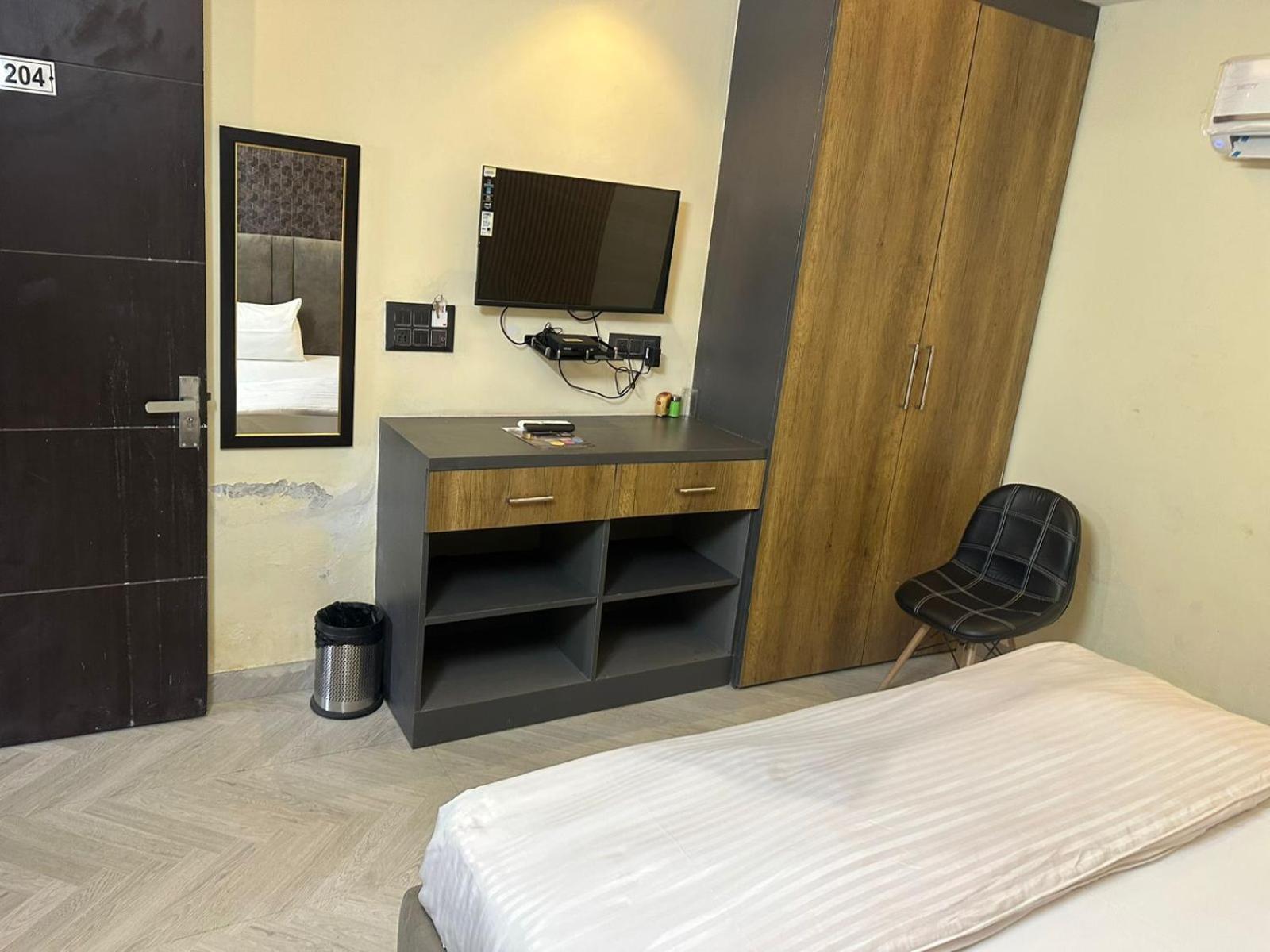 Hotel Kritika Greater Noida Esterno foto